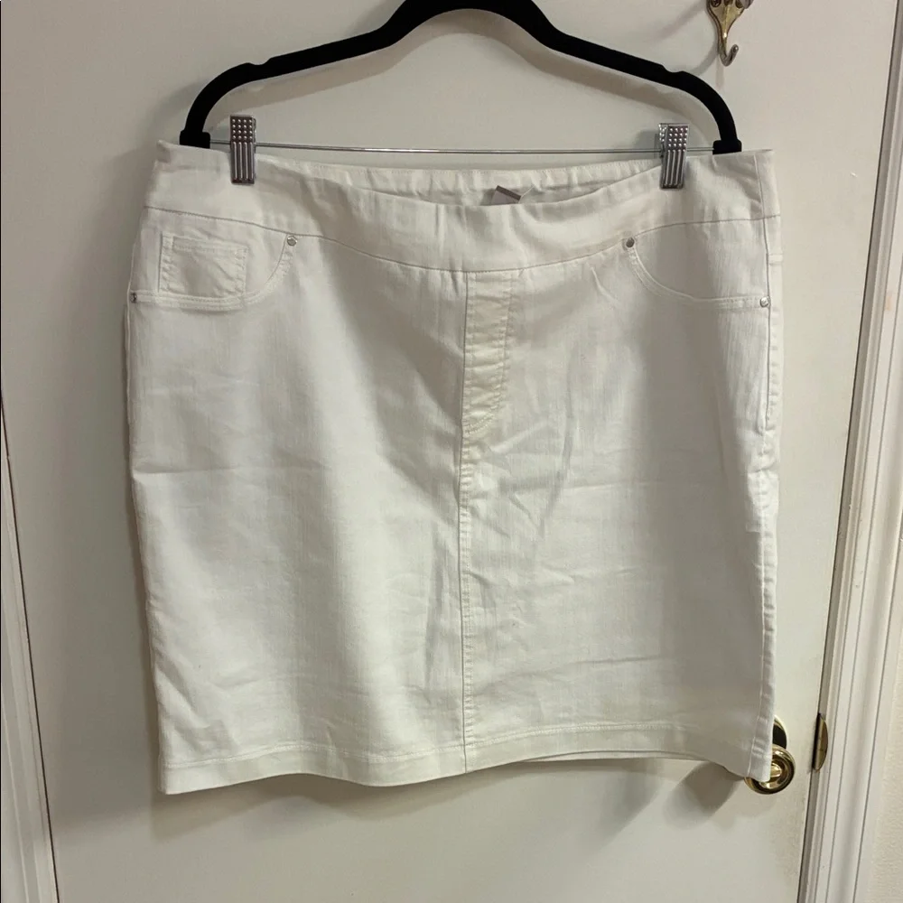 NWT Elegant Chico’s White Women's Skort in Sz 3-equivalent to a Sz 16 - Picture 1 of 9